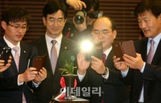 [포토]한국춘란전시회 대상 작품 살펴보는 농협난우회 임직원들