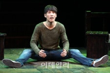 [포토]연극 에쿠우스에서 열연하는 배우 지현준