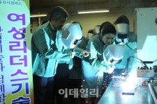 [포토]한정애 의원 “폴리텍에서 자동용접 중이에요”