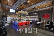 커피 매장의 변신..복합문화 공간으로