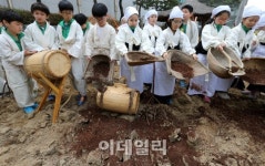 [포토]농민복장하고 논밭에 거름주는 어린이들