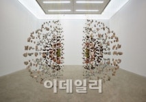 걸레질 그림·폭파된 우주…현대예술 뒤집기