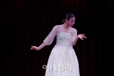 [포토]박건희의 춤, 담장 옆 국화꽃