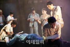 연극 푸르른 날에 누적관객 3만명 돌파