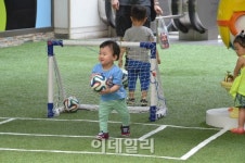 [포토]디큐브백화점, 월드컵 맞아 유아용 미니 축구장 개장1