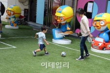 [포토]디큐브백화점, 월드컵 맞아 유아용 미니 축구장 개장3