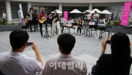 [포토]직장인들을 위한 야외 무료 콘서트 메모리(Memory)