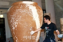 [포토]이강효 작가 옹기 분청 퍼포먼스