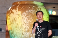 [포토]옹기 분청 퍼포먼스 설명하는 이강효 작가