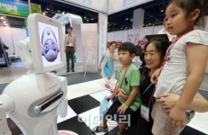 [포토]치매예방 로봇 실벗3가 신기해