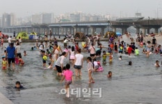 [포토]더위에 인산인해 이루는 물빛광장