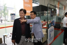 [포토]드림엔터 시설 둘러보는 최양희 미래부 장관