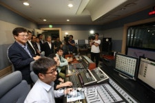 [포토]최양희 미래창조과학부 장관,  KBS미디어센터 (주)콕코스 방문-3