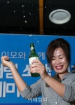[포토]폭탄주 제조법 전수하는 포항 소맥 이모 함순복씨