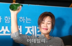 [포토]폭탄주 제조법 전수하는 포항 소맥 이모 함순복씨