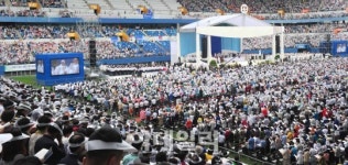 [포토]대전월드컵경기장에서 열린 성모승천대축일 미사