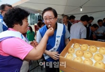 [포토]배 맛보는 김신 삼성물산 사장