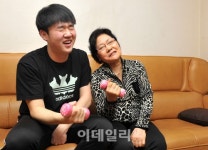 할머니 옆 방에는 대학생이 산다