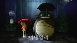 토토로가 건넨 우산, 함께 쓰실래요?