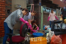 [포토]에어부산, 부산 구포3동 침수피해 가정 일손돕기