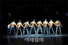 여성만을 위한 공연 미스터 쇼 서울 컴백 무대