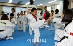 [포토]CJ도너스캠프, 베트남 다문화가정 아동 대상 일일 태권도 교실 진행