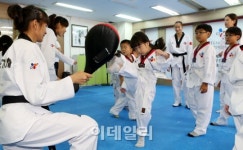 [포토]힘찬 발차기