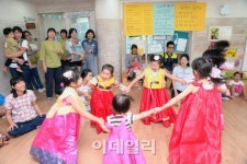 [포토]한가위엔 다같이 가마놀이, 강강술래 해봐요