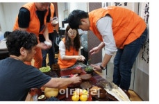 [포토]한화무역, 독거노인 명절 차례상 제공