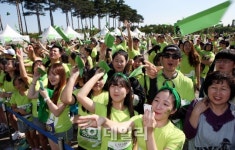 [포토]그린리본 마라톤 대회 희망 비행기 날려요