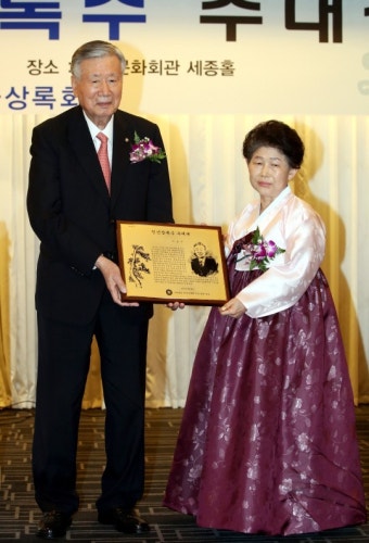 [포토]이중근 부영그룹 회장, 제21대 인간상록수 추대