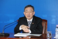 최성준 위원장, 이통사·제조사 지원금 상향 압박.. 발언 참고 않겠나