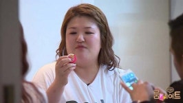 룸메이트 이국주, 돼지 껍데기 먹방 호로록~