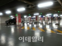 [르포]문 연 롯데월드몰..주차대란 없었지만 반대시위