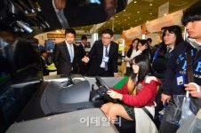 [포토]자동차 운전 체험하는 학생들