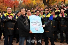[포토]S-OIL 홍제동 개미마을에 사랑의 연탄 배달