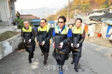 [포토]S-OIL 홍제동 개미마을에 사랑의 연탄 배달