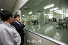 [포토]최양희 장관, 지에프텍(주) 기술연구소 방문-1