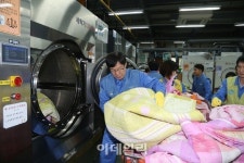 포스코 임직원, 따뜻한 이불 세탁봉사