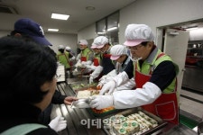 [포토]최양희 미래부 장관, 연말 맞아 배식봉사 활동-3