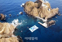 [포토]서경덕 교수, 독도 앞바다에 초대형 태극기-3