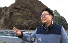 [포토]서경덕 교수, 독도 앞바다에 초대형 태극기-5