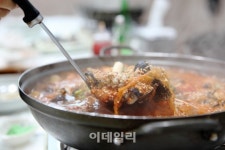 뜨끈한 국물요리에 동장군도 녹네 녹아~