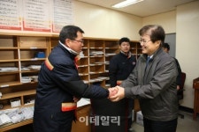 [포토]최양희 장관, 강원도 취약지 우체국 방문-2