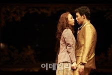 이프유원트육즙산장 | 뮤지컬 원스, 화려함 쏙 뺐다.."음악 승부 건다"