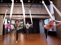 씨스타, 플라잉 요가로 몸매 관리 요정 같은 자태 눈길