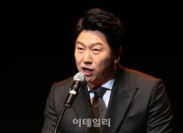 [포토]2015 이데일리 문화대상 콘서트 부문 최우수상 시상자 배우 김수로