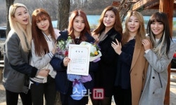 [포토]헬로비너스 여름, 언니들의 축하 받으며 고등학교 졸업