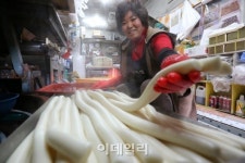 [포토]김이 모락모락 설맞이 가래떡
