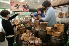 [포토]농협하나로클럽 전통 장 담그기 행사-2